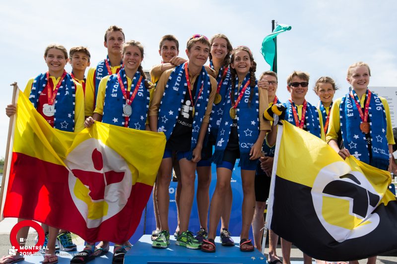 Marie-Ange Hébert de Saint-Basile-le-Grand s’est distinguée en athlétisme et en triathlon. Sur la photo, on la voit sur le podium avec ses coéquipiers de la Rive-Sud (rouge et jaune) qui ont remporté l’argent à l’épreuve du relais en triathlon.