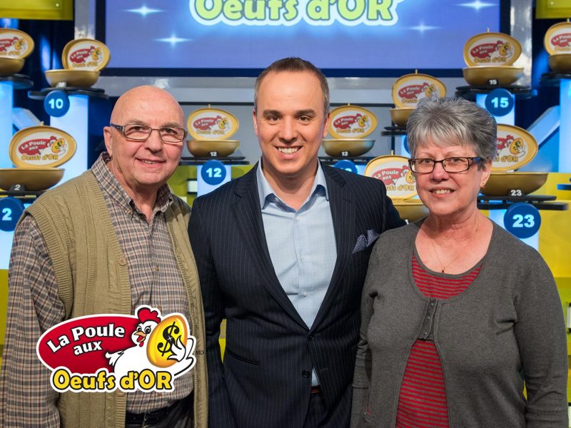 Sur la photo, M. Galarneau et Mme Bilodeau sont accompagnés de l’animateur Gino Chouinard.