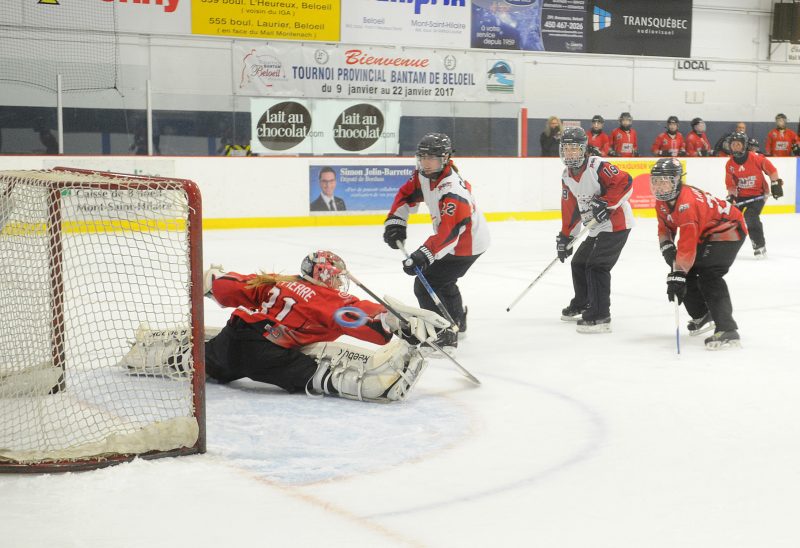 L'ambiance était à son comble, lors de la partie de la saison régulière de la Ligue Nationale de Ringuette (LNR) opposant La Rive-Sud contre Le Royal de Bourassa.