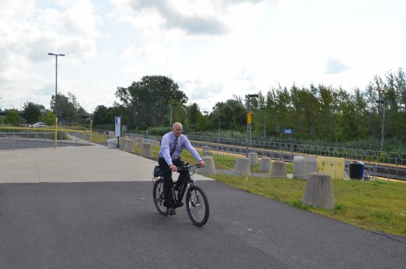 Yves Corriveau sur un vélo électrique.
Photo: Denis Bélanger