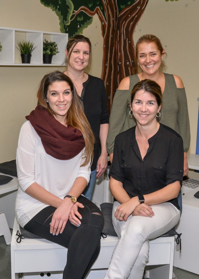 Le comité organisateur du 7e Grand Salon des auteurs jeunesse québécois de l'école Jacques-Rocheleau: à l'avant, Janie Laflamme-Blais et Claudia Duchesne; à l'arrière: Judith Beaupré et Isabelle Rivard. Absentes de la photo: Sandra Boudreau et Denise Saucier.
Photo: François Larivière