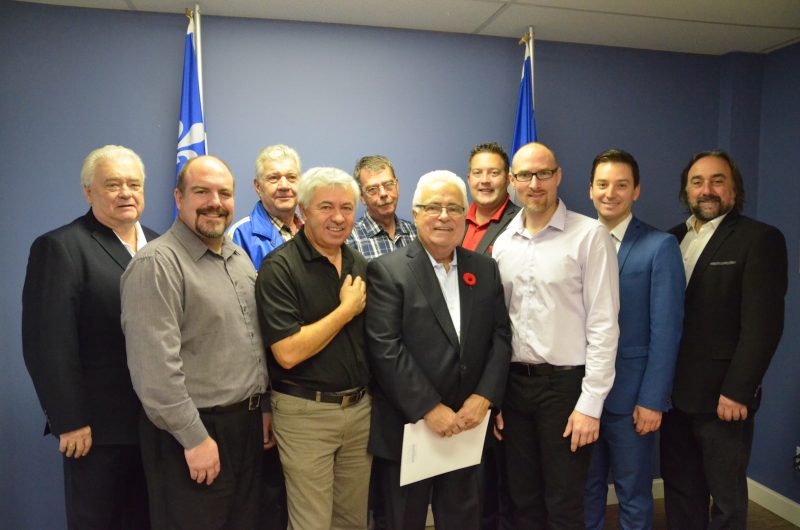 Les responsables des guignolées avec le député Simon Jolin-Barrette (deuxième à droite). Photo: Vincent Guilbault