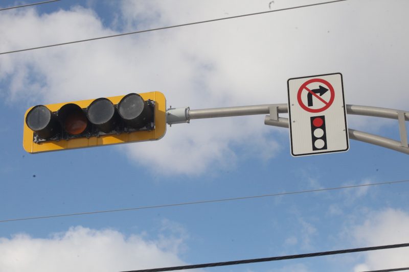 La nouvelle signalisation interdit le virage à droite. Photo: Robert Gosselin