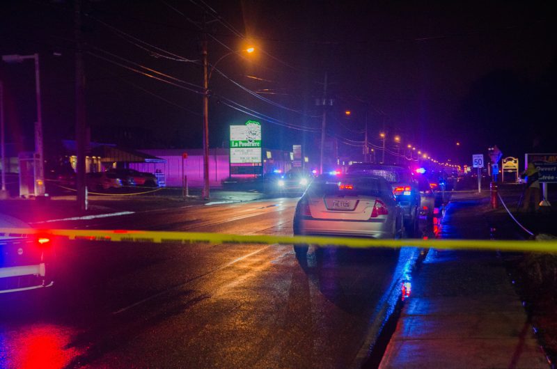 Un homme, atteint par des projectiles d'arme à feu, a été retrouvé mort dans le stationnement du restaurant La Poudrière, sur Bernard-Pilon. Photo: Gracieuseté