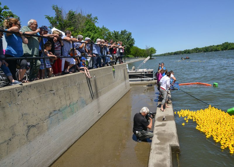 Près de 250 personnes s’étaient réunies pour l’occasion devant le quai municipal de Belœil. Photos: François Larivière