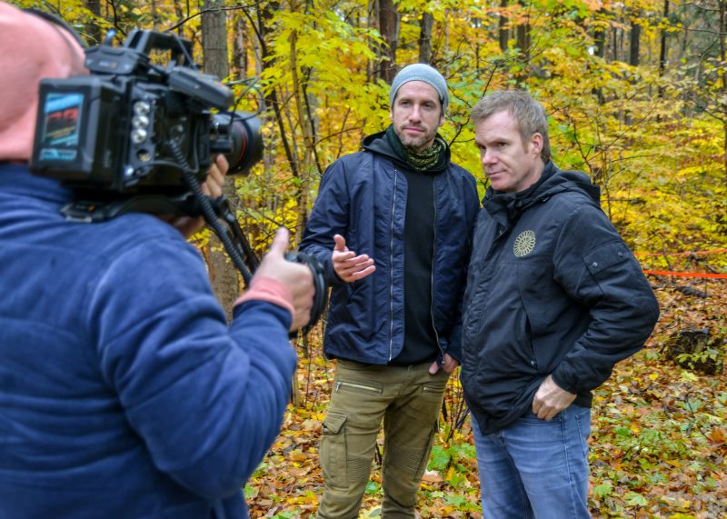 Les musiciens Jonas et Matt Laurent, d’Otterburn Park, s’opposent à la venue d’une tour de télécommunication au 591, Moutainview, à Otterburn Park. Photo: François Larivière