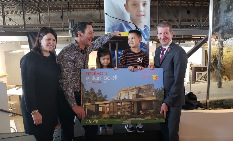 Anne Hudon, présidente-directrice générale d’Opération Enfant Soleil, Alain Dumas, porte-parole d’Opération Enfant Soleil, Anaève, sœur d’Alexis Mercier, Enfant Soleil ambassadeur, et Dany Bonneville, coprésident des Industries Bonneville.