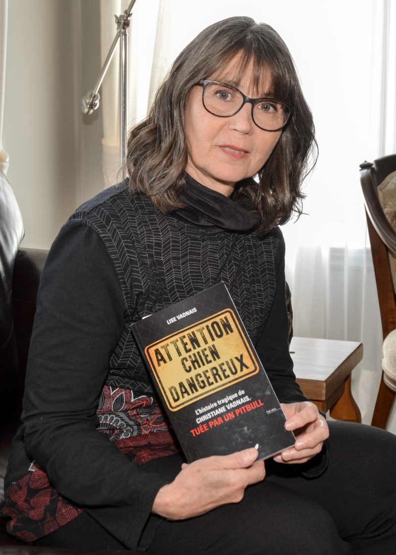 Attention chien dangereux est la croisade de Lise Vadnais. Le livre entremêle l’histoire de sa sœur et des arguments pour bannir les pitbulls.
Photo François Larivière | L’Œil Régional ©
