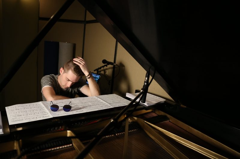 Si son mini-album Origin servait à faire le pont entre son ancienne vie et son nouveau son, l’extrait « Can’t Let You Go » assume pleinement la nouvelle identité musicale du Belœillois Raff Pylon.
Photo gracieuseté
