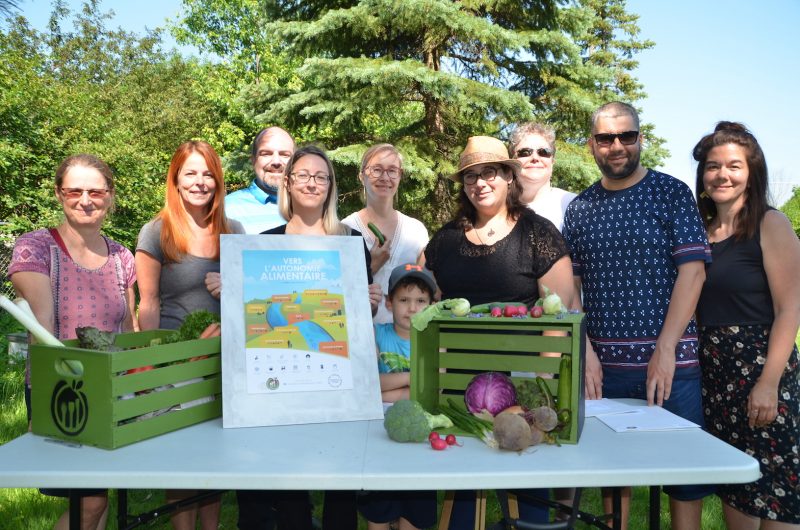 Guylaine Vachon, Francine Guay, Patrick Thibert, Marie-Eve Lépine, Mélodie Georget, Isabelle Couture, JC Chayer, Mohamed Haouche et Natacha Gagné Patenaude.
Photo Vincent Guilbault | L’Œil Régional @