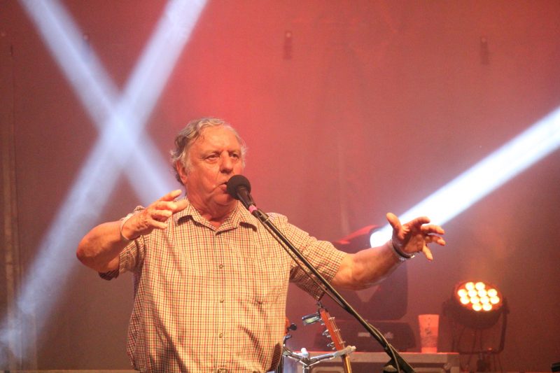 Cette année, le « chevreuil » de Chants de Vielles était nul autre que Gervais Lessard, violoneux, chanteur et grand farceur. Il a non seulement présenté un spectacle célébrant les 45 ans de son groupe, Le Rêve du Diable, mais a également animé plusieurs ateliers et s’est donné la liberté d’intervenir dans quelques autres spectacles pendant le festival.