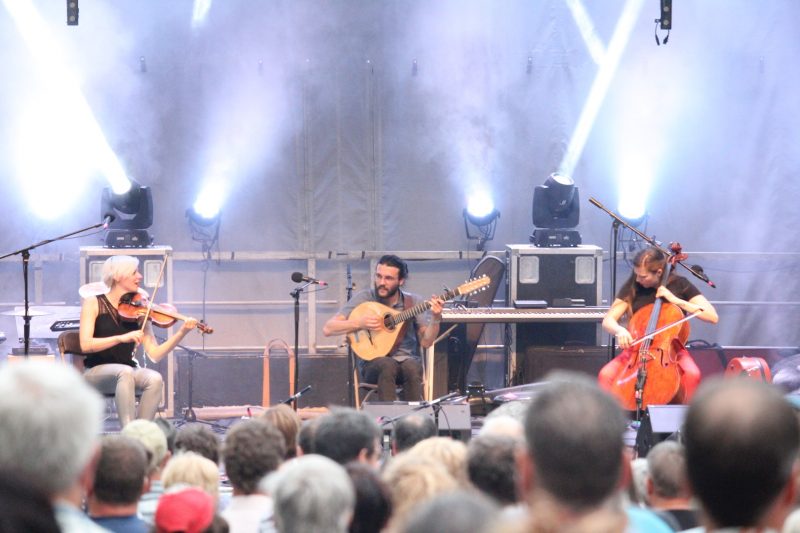 Le spectacle d’ouverture du festival vendredi a été inauguré par le jeune trio É-T-É, qui en était à sa première présence à Chants de Vielles. Plusieurs festivaliers ont été charmés par l’énergie d’Élisabeth Moquin, Thierry Clouette et Élisabeth Giroux, qui ont bien réchauffé la foule avant l’arrivée de Galant, tu perds ton temps et du Rêve du Diable sur la même scène.