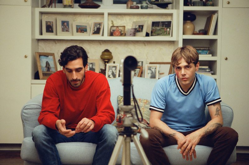 Le film Matthias et Maxime sera officiellement à l’affiche en octobre. Sur l’image tirée du film, on reconnaît les deux personnages interprétés par Gabriel D’Almeida Freitas et Xavier Dolan.
Photo Shayne Laverdière