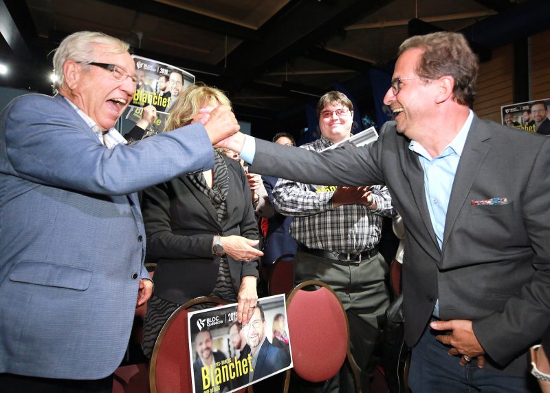 Le chef Yves-François Blanchet, à droite, sert la main du candidat et député sortant de Bécancour-Nicolet-Saurel, Louis Plamondon.
Photo Robert Gosselin | L’Œil Régional ©