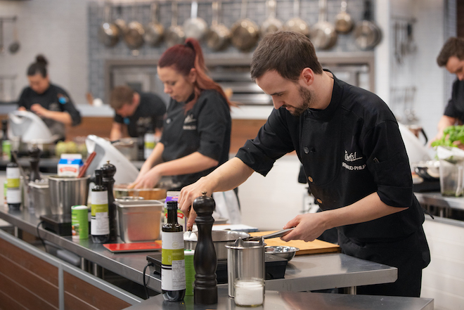 Renaud-Philip Méthot s’est classé parmi les 5 meilleurs candidats de la 10e saison des Chefs! et s’est démarqué par son calme pendant la majeure partie de la compétition. Photo Marc-André Lapierre