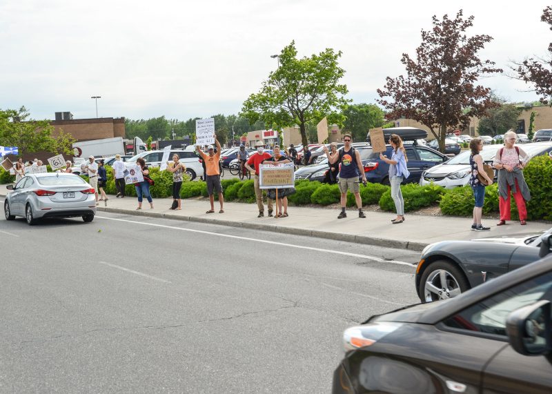 Des manifestants se sont massés mercredi, sur le boulevard Sir-Wilfrid-Laurier, à Belœil.
Photo François Larivière | L’Œil Régional ©