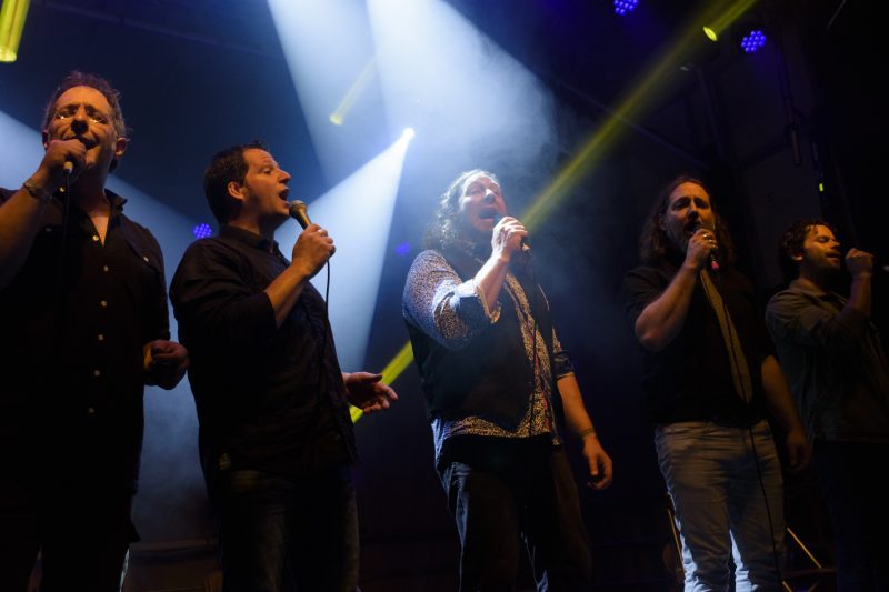 Plusieurs membres du groupe trad Le Vent du Nord, dont Nicolas Boulerice, André Brunet et Réjean Brunet (à gauche) et Simon Beaudry (à droite) participeront à l’activité Chants de Vielles sur le Richelieu le 18 juillet.
Photo Guillaume Morin