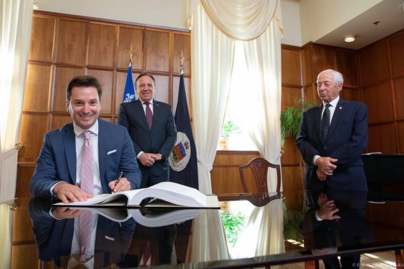 Simon Jolin-Barrette, en compagnie du premier ministre François Legault et du lieutenant-gouverneur du Québec, l’honorable Michel Doyon.
Photo Facebook