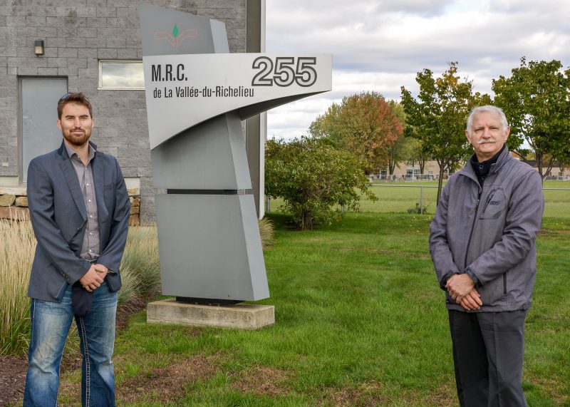 Emile Grenon Gilbert (Mont-Saint-Hilaire) et Jacques Portelance (Otterburn Park) ont signé la lettre Pour des villes plus transparentes avec un collectif d’une quarantaine d’élus. Photo François Larivière | L’Œil Régional ©