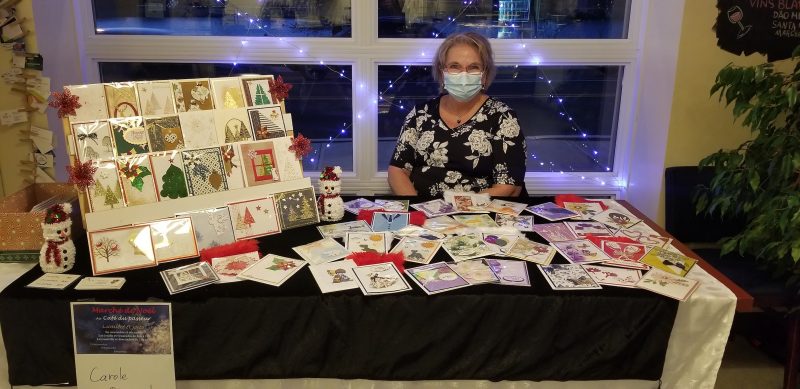 Plusieurs artistes seront présents au Café du passeur au fil des prochaines semaines dans le cadre de son marché de Noël. Carole Raymond (photo) ainsi que Denise Dalpé et Francine Leroux y étaient du 5 au 8 novembre. Photo gracieuseté