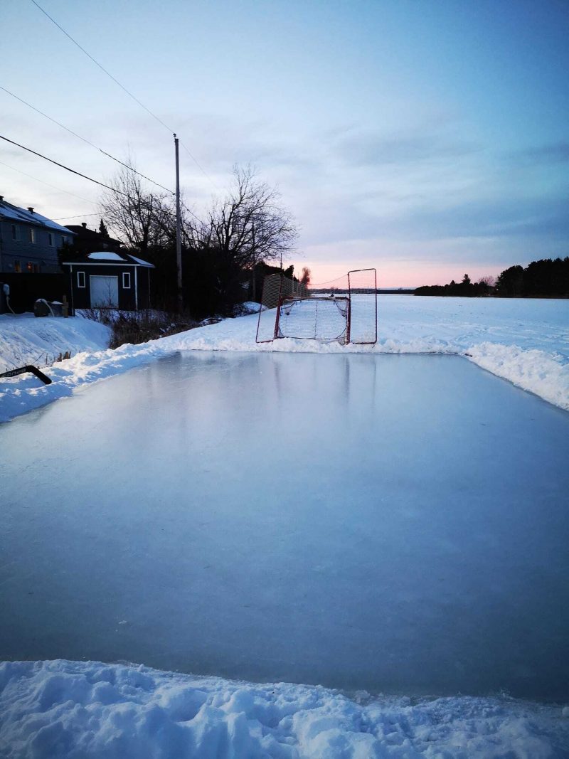 Les enfants de la famille Rousseau profitent de leur patinoire à Saint-Denis-sur-Richelieu. Le père, Éric, confirme qu’une patinoire demande beaucoup de travail pour la maintenir en bon état.